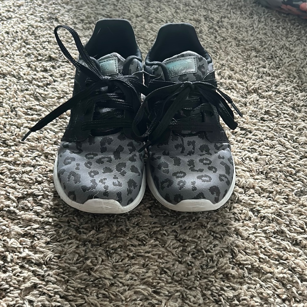 Avia cheetah tennis shoes !!